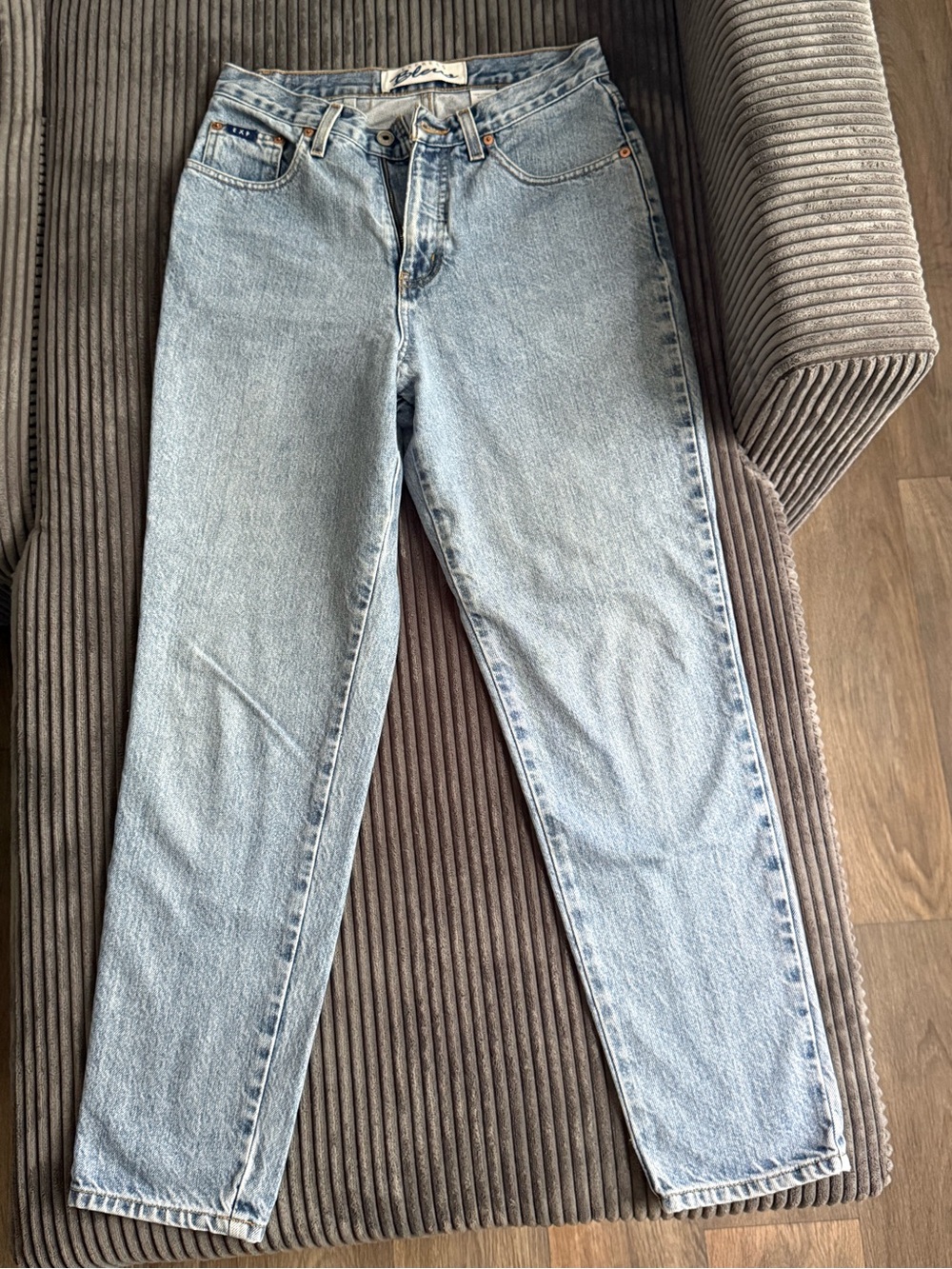Express Bleus Vintage Light Wash High Rise Mom Jeans – Size 9/10 S